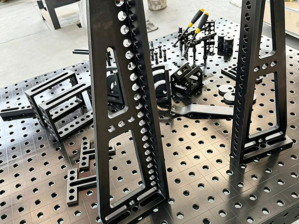 3D welding table with clamps